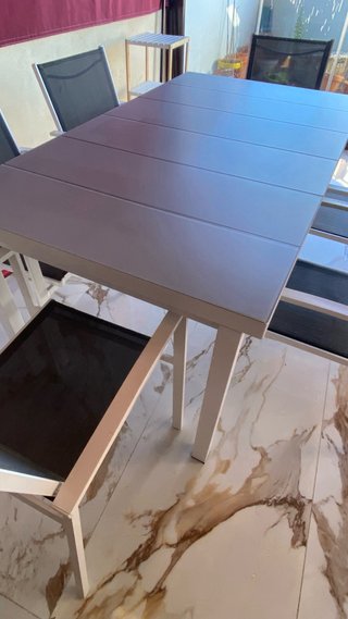Mesa de exterior con 6 sillas.