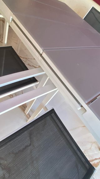 Mesa de exterior con 6 sillas.