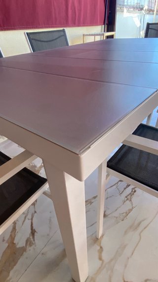 Mesa de exterior con 6 sillas.