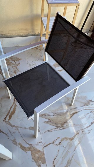 Mesa de exterior con 6 sillas.