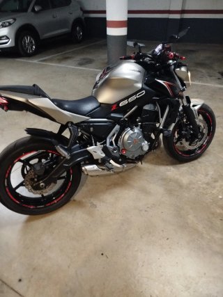Kawasaki Z650 Plata y Negro