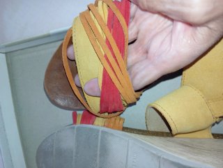 Sandalias de cuña con tiras colores