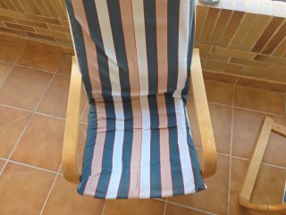 Hamaca de madera con cojín a rayas