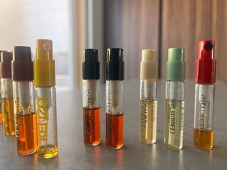 Lotto di 11 miniature di profumi originali mai usate