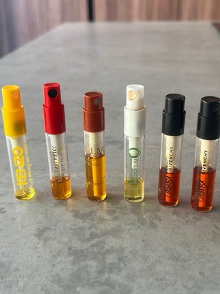 Lotto di 11 miniature di profumi originali mai usate