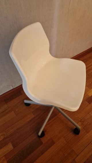 Silla de escritorio giratoria blanca