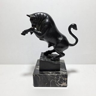 Scultura bronzo toro in piedi rampante base marmo
