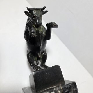 Scultura bronzo toro in piedi rampante base marmo