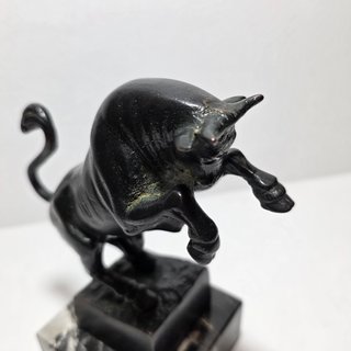 Scultura bronzo toro in piedi rampante base marmo