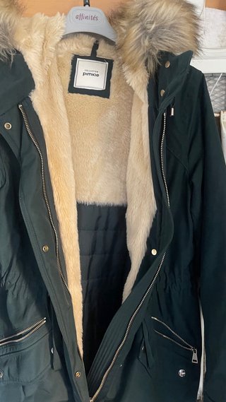Parka verde con capucha y pelo