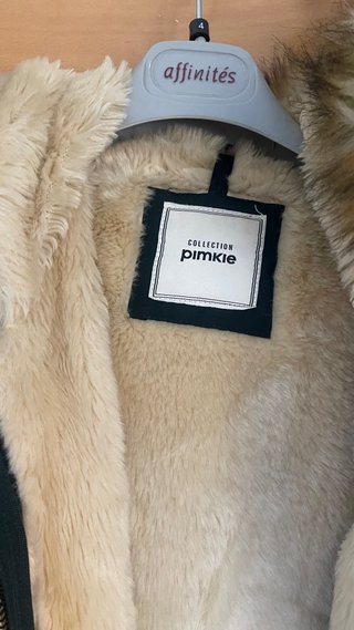 Parka verde con capucha y pelo