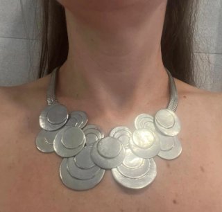 Collar llamativo plateado