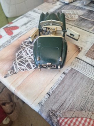Coche de juguete clásico verde