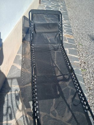 Tumbona negra plegable