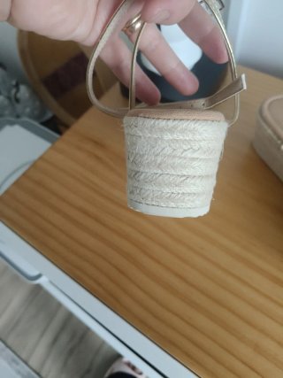 Sandalias doradas cuña esparto