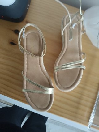 Sandalias doradas cuña esparto