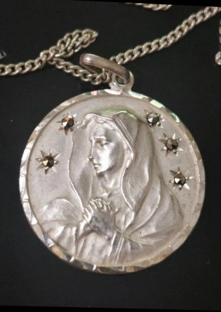 Medalla con cadena de 60 cm  y marcasitas. Plata.