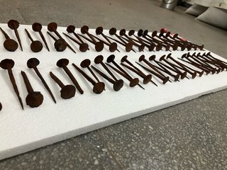 Clavos y bisagras forja antigua