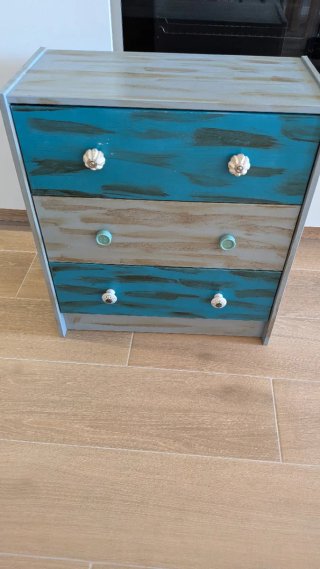 Cómoda vintage 3 cajones Ikea decorada a mano.