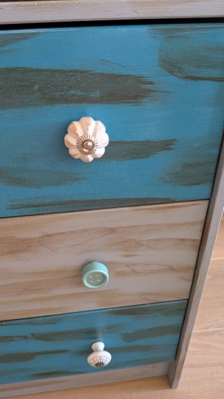 Cómoda vintage 3 cajones Ikea decorada a mano.