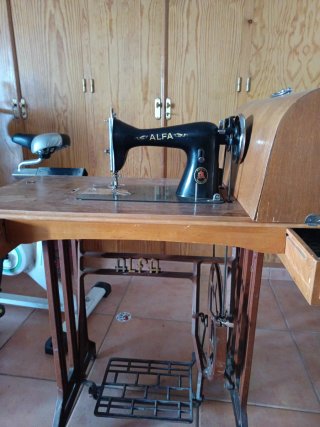 Máquina de coser Alfa vintage