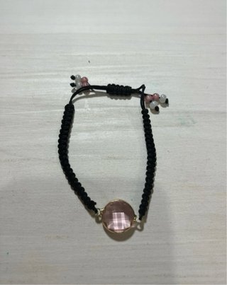 Pulsera con piedra rosa y detalles