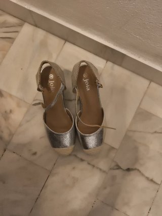 Zapatos cuña plateados y dorados