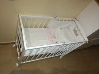 Minicuna blanca con protector y colcha