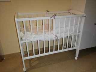 Minicuna blanca con protector y colcha