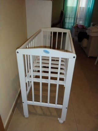 Minicuna blanca con protector y colcha