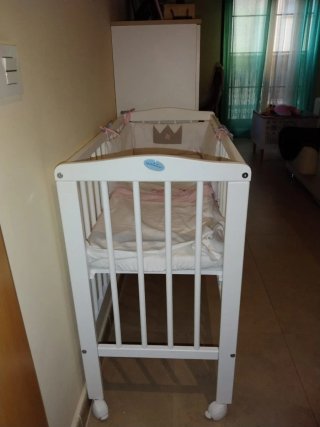 Minicuna blanca con protector y colcha
