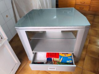 Mesa TV giratoria cristal y cajón con regleta de 6