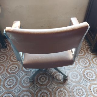 Sedia girevole vintage in similpelle