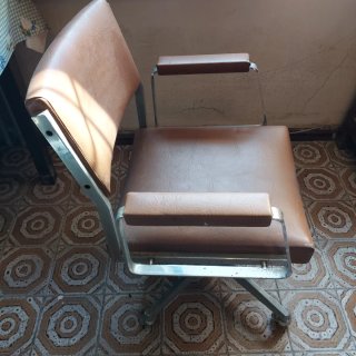 Sedia girevole vintage in similpelle