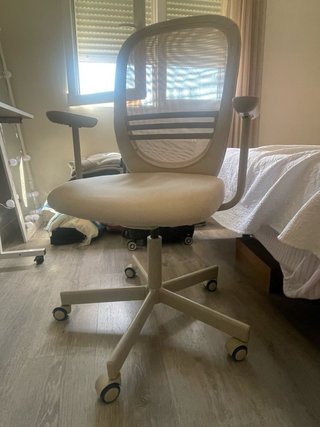 Silla de oficina beige con reposabrazos