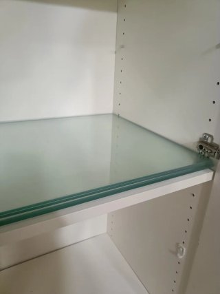 Vitrina de cristal y madera
