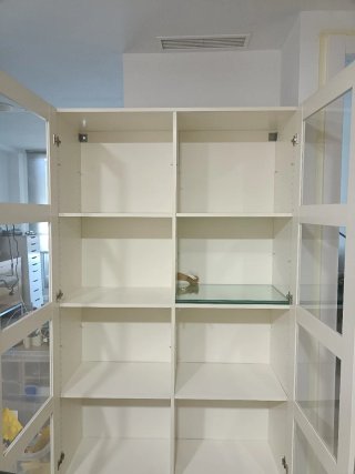 Vitrina de cristal y madera