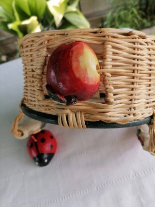 Cestita  mimbre con asas y manzanas decorativas