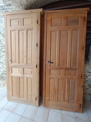 Puertas de madera de pino, una doble de salón.