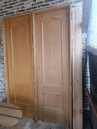 Puertas de madera de pino, una doble de salón.