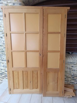 Puertas de madera de pino, una doble de salón.