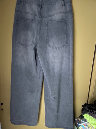 Pantalón vaquero ancho gris