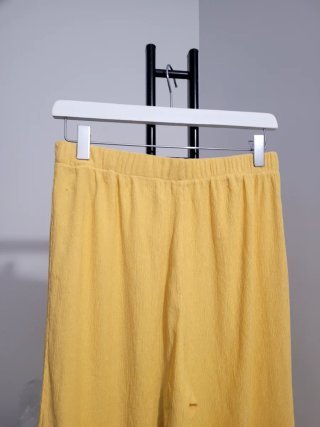 Pantalones anchos amarillos