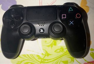 PS4 Negra con Mando