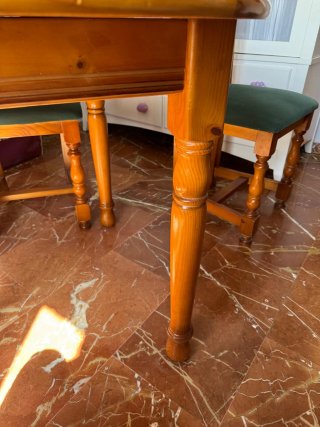 Mesa de comedor marrón + 5 sillas