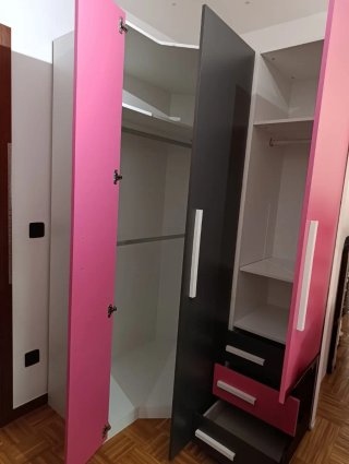Dormitorio completo con amplio armario esquinero.