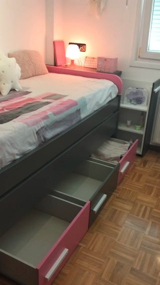 Dormitorio completo con amplio armario esquinero.