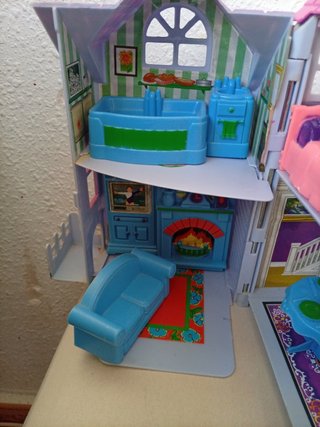 Casa de muñecas rosa y azul