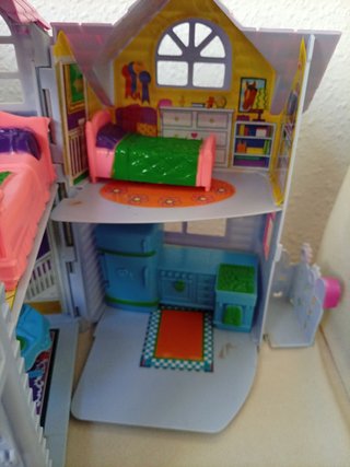 Casa de muñecas rosa y azul