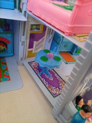 Casa de muñecas rosa y azul